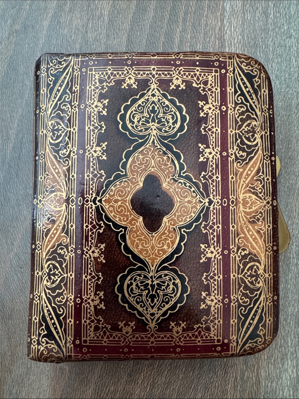 ECHT 2 PRYM Ornate Ladies Change Wallet Vintage Leather Gold Burgundy